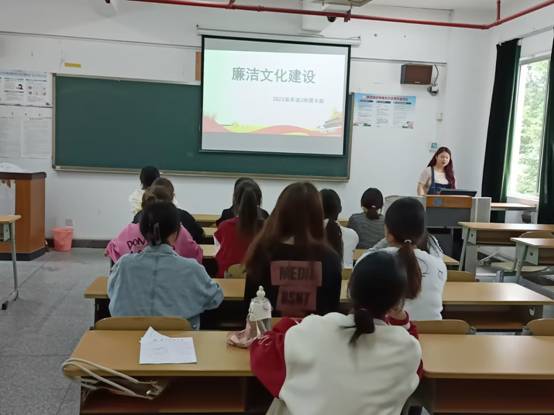 图示, 示意图
中度可信度描述已自动生成